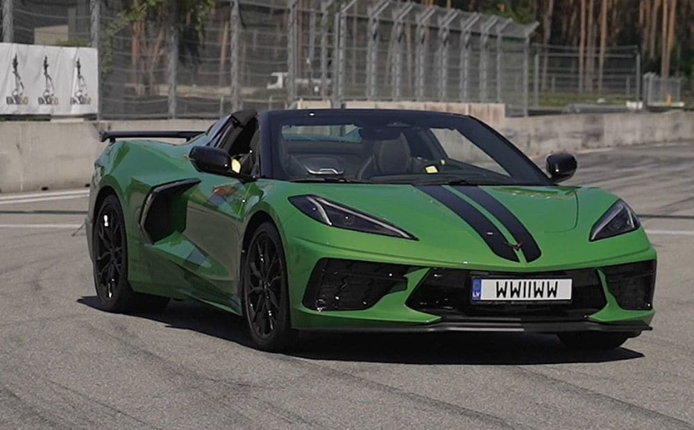 8 cilindri un 6 litri. Corvette Stingray norauj jumtu