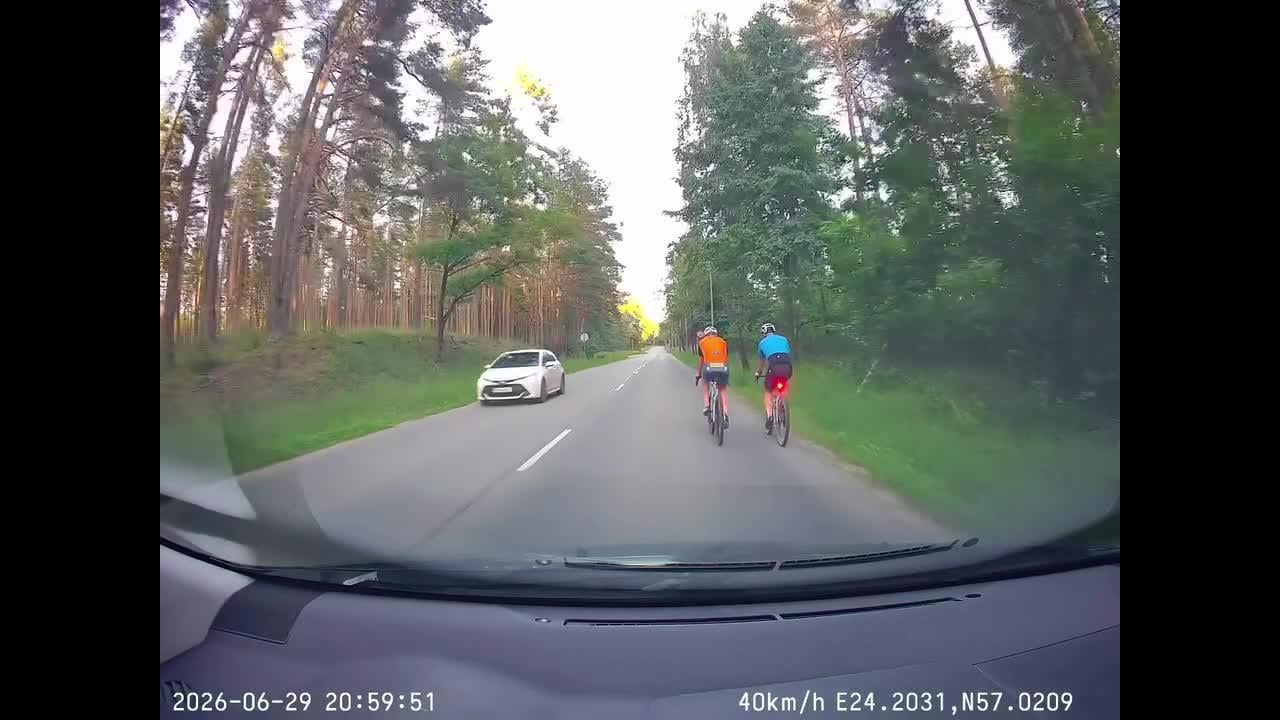 Šoferis apdzen riteņbraucējus