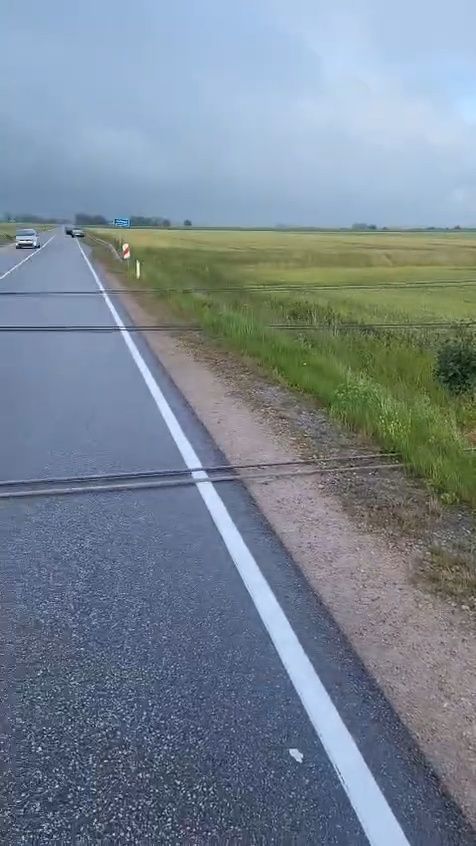 Jelgavas novadā uz autoceļa nokrituši augstsprieguma vadi
