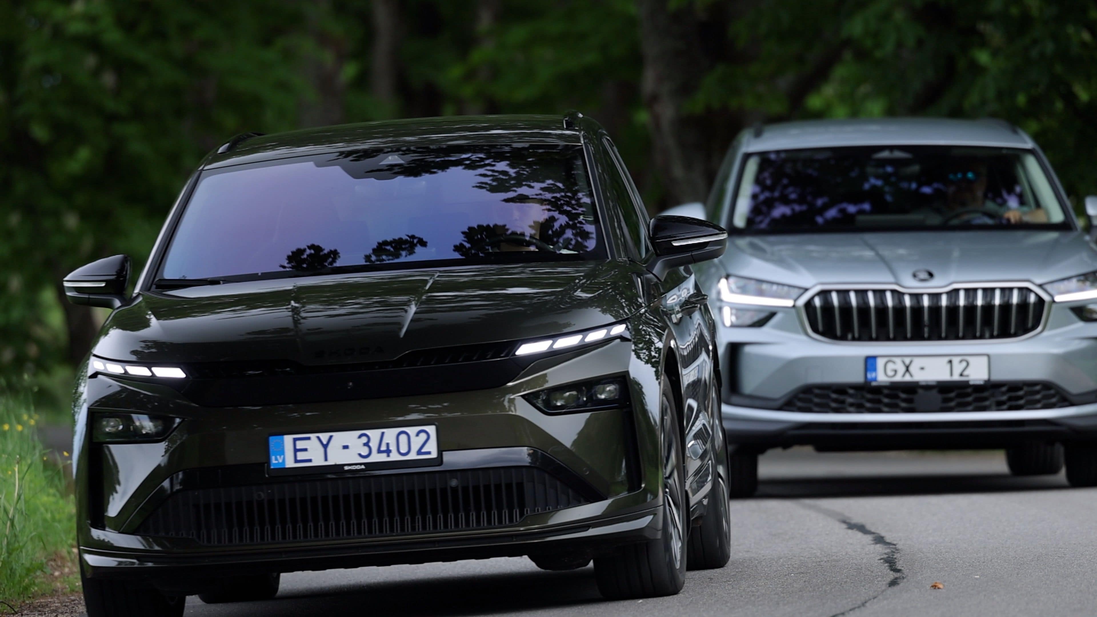 “Škoda Enyaq” vai “Kodiaq Plug-in Hybrid”? Divas pieejas vienam mērķim