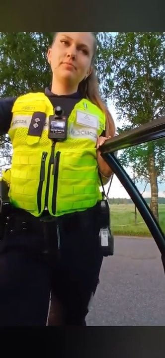 Autovadītāja Valsts policijai apgalvo, ka Latvijas likumdošana uz viņu neattiecas