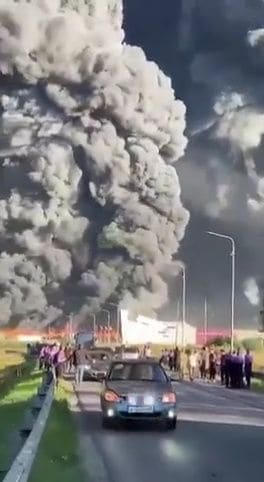 Virs Maskavas apgabala naftas bāzes paceļas melni mākoņi