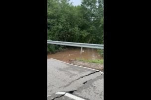 Spēcīgās lietavas Talsu novadā izskalojušas ceļu Dursupē