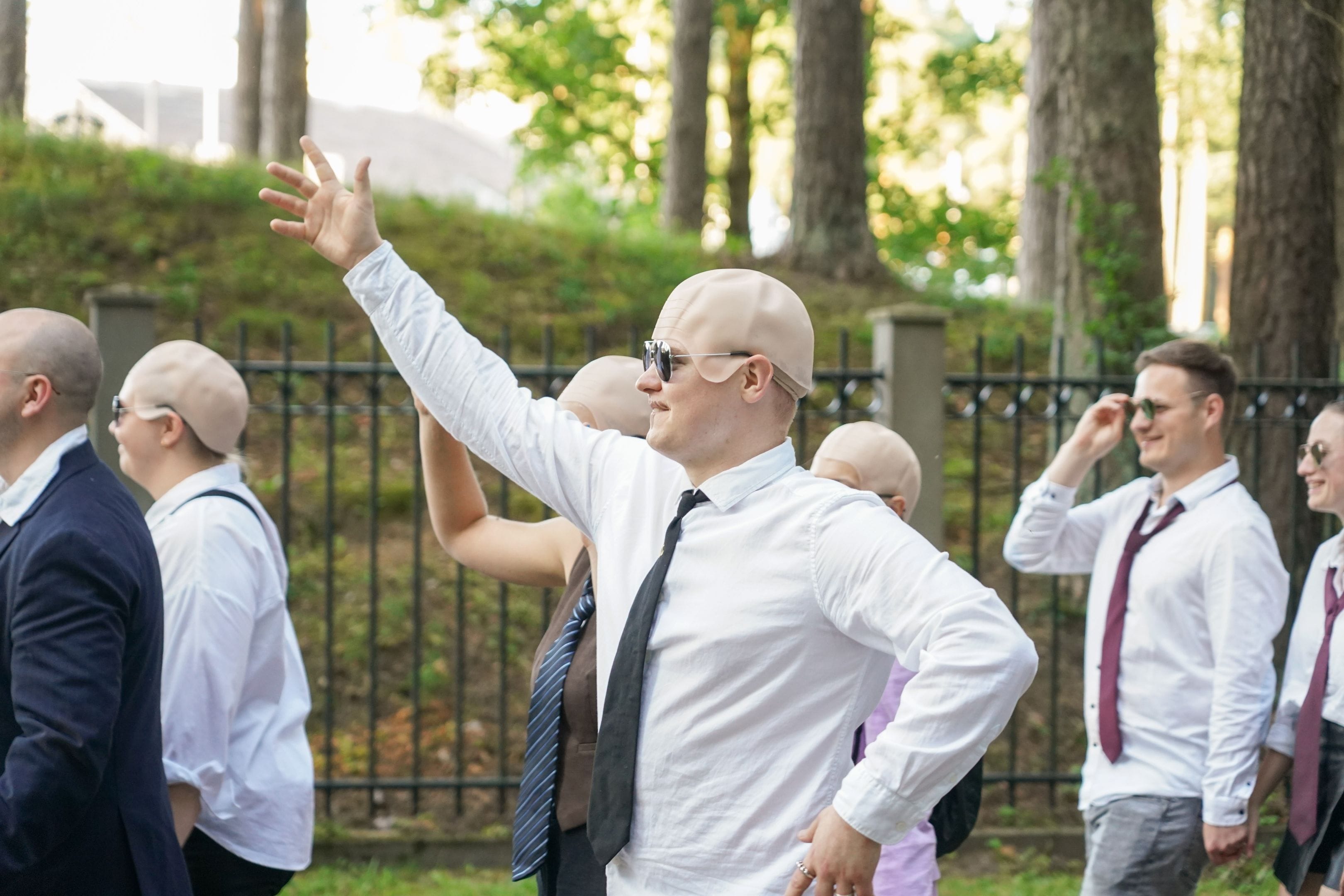 Pēc atceltā Pitbull koncerta fani pie Mežaparka estrādes sarīko savu mazo ballīti