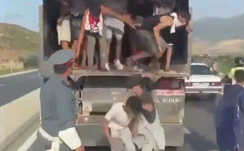 Simtiem migrantu no kravas automašīnām izkāpj pie Marokas un Spānijas robežas Seutā