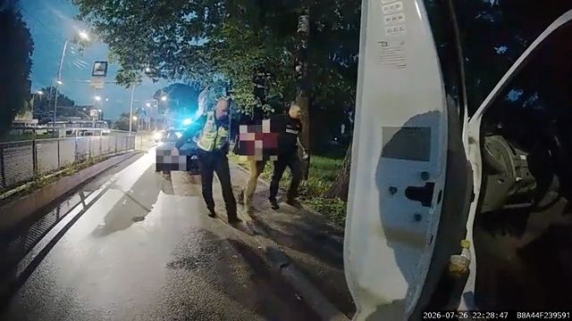 Pašvaldības policija Dzirciemā aiztur bēgošu autovadītāju alkohola reibumā