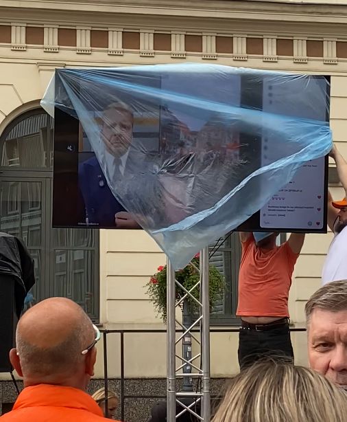 Rosļikovs "no maisiņa" stāsta par problēmām Latvijā