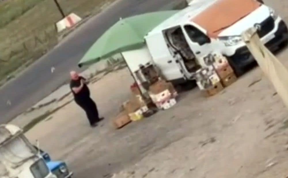 Krievu okupanti ar dronu "medī" pārdevēju Hersonas tirgū