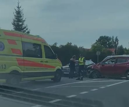 Baltezerā pamatīga avārija, veidojot sastrēgumu