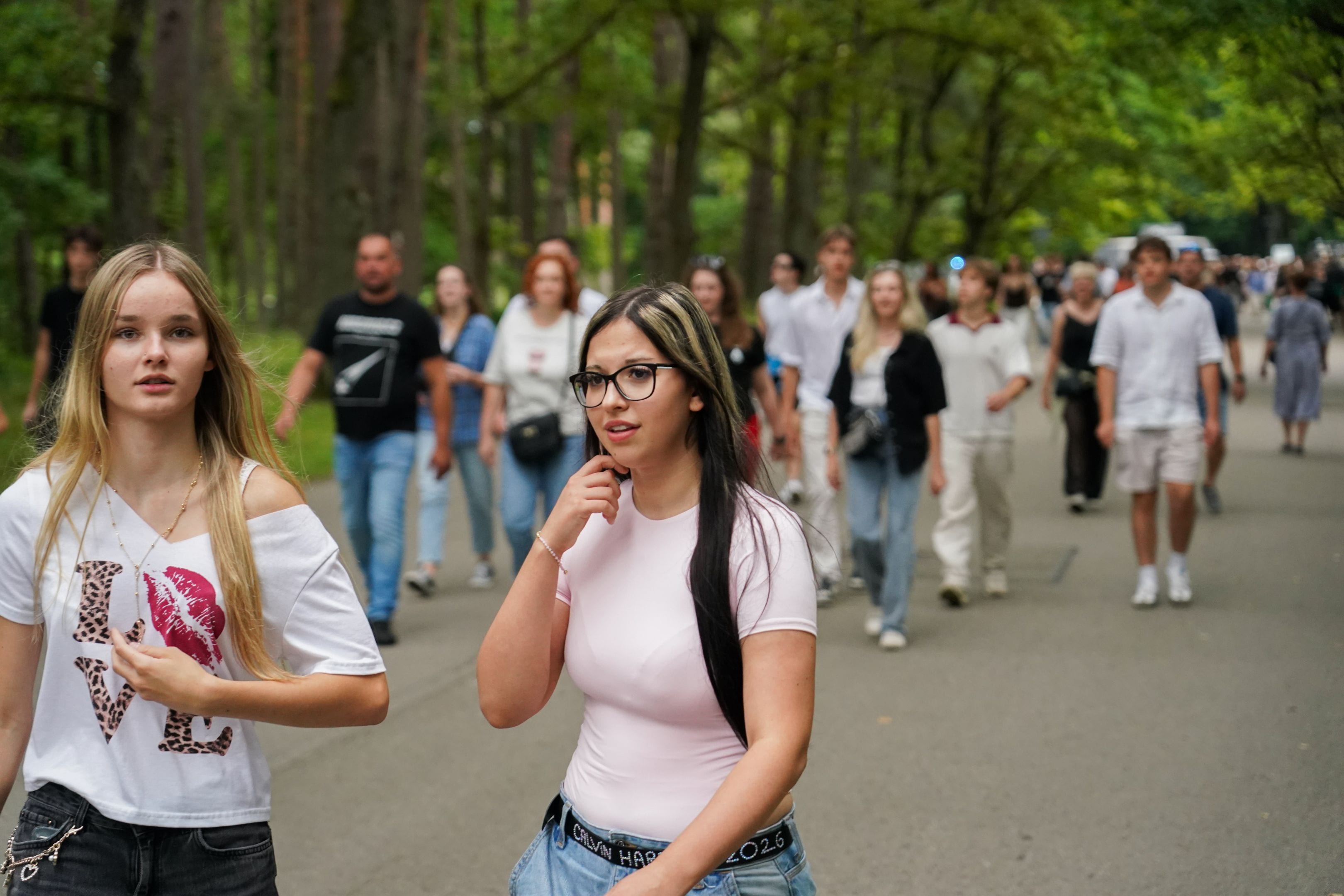 Fanu jūra plūst uz Kelvina Herisa koncertu