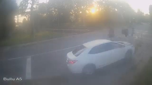 Rīgā autovadītāja sabojā dzelzceļa pārbrauktuvi un aizbēg