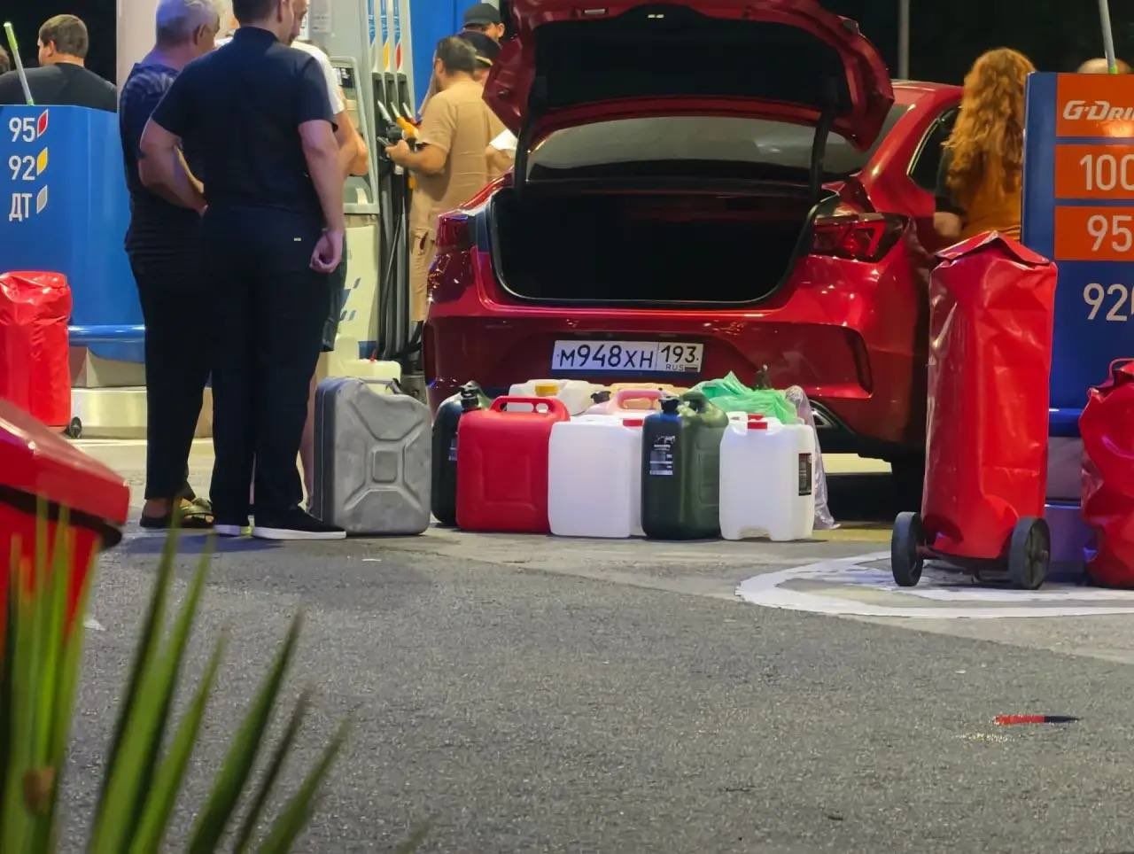 Rindas Sočos pie degvielas uzpildes stacijām