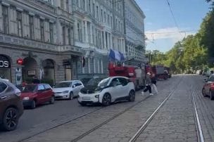 Rīgas centrā uz administratīvu ēku izsaukti vairāki dienesti
