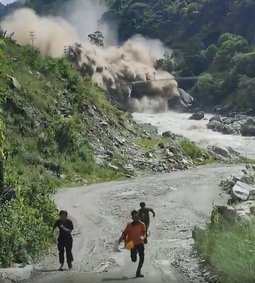 Nepālā strādnieks nofilmē, kā par mata tiesu izglābjas no nāvējošajiem plūdiem