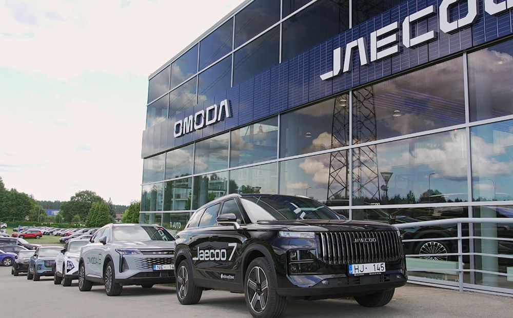 Rīgā Mežciemā oficiāli atklāts Omoda un Jaecoo autosalons