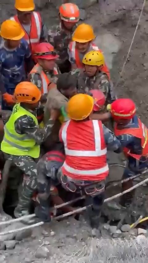 9 dienas pēc katastrofas Nepālā izglābti divi cilvēki