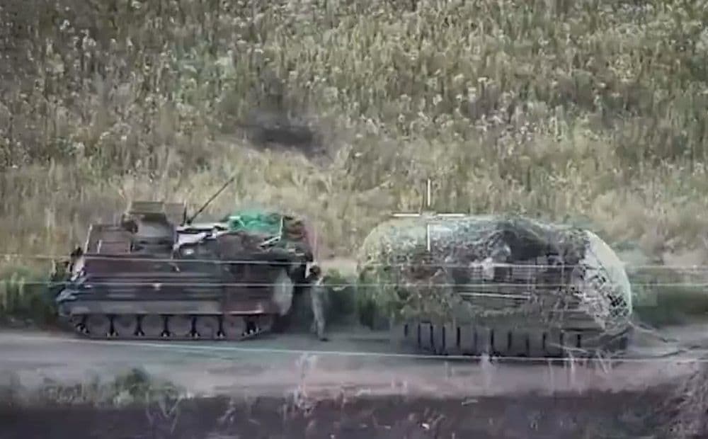 Ukrainas karavīri kaujas operācijas laikā evakuē bojātu bruņutransportieri M113