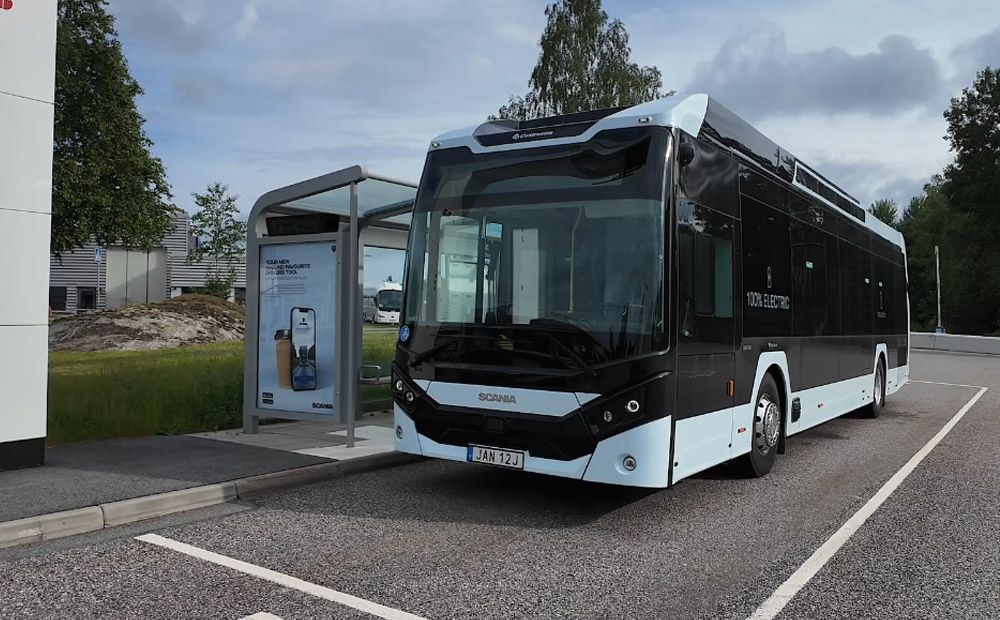 Braucam ar Scania elektrobusu, kam sniedzamība ir 350 - 400 km ar vienu uzlādi