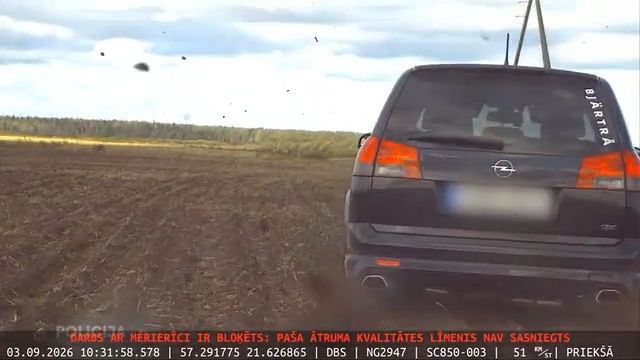 Vīrietis Ventspilī bēg no policijas un attopas labības laukā