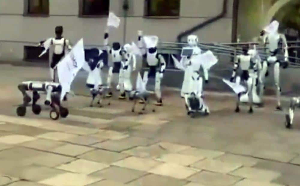 Varšavā "protestē" roboti, kas pieprasa regulēt mākslīgo intelektu un automatizāciju