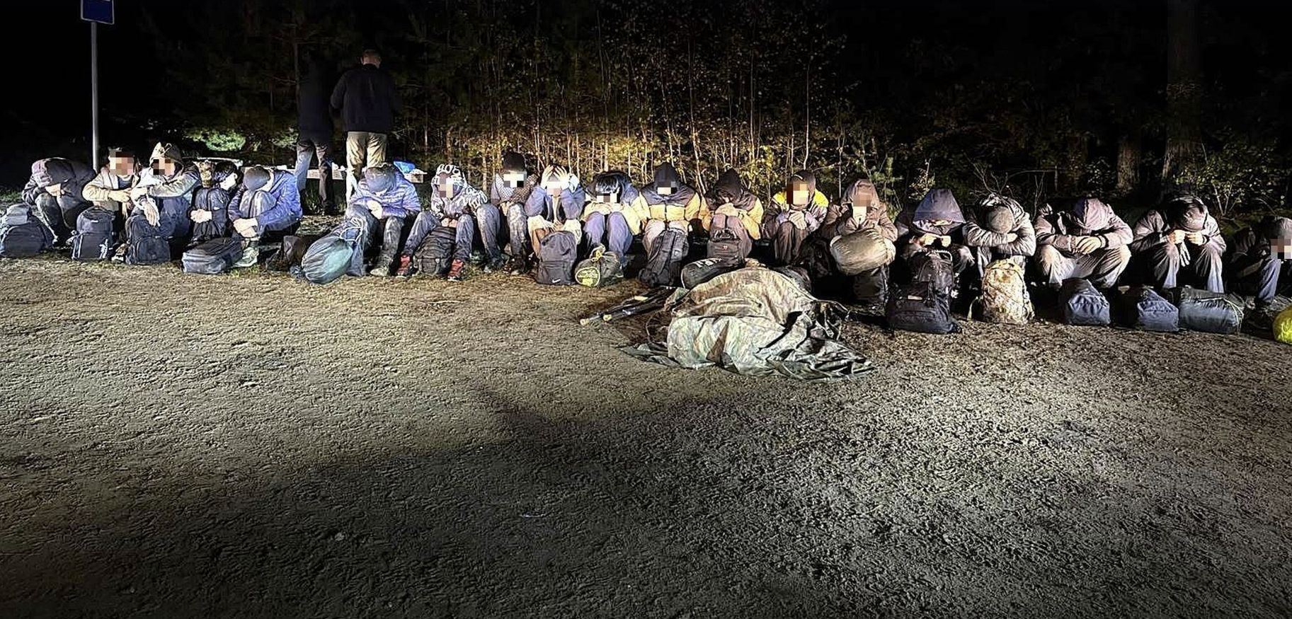Lietuvā mēģina iekļūt migrantu grupa, viņus ķer ar suņiem un helikopteru