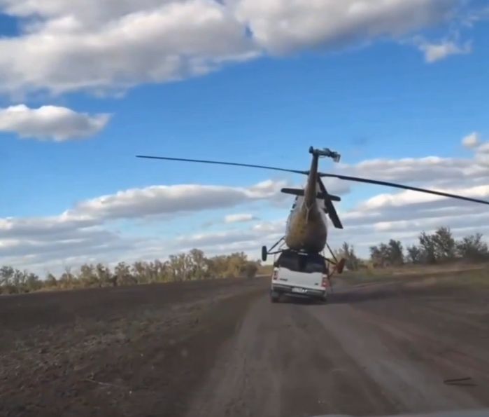 Krievijā ar automašīnu mēģina pārvadāt helikopteru