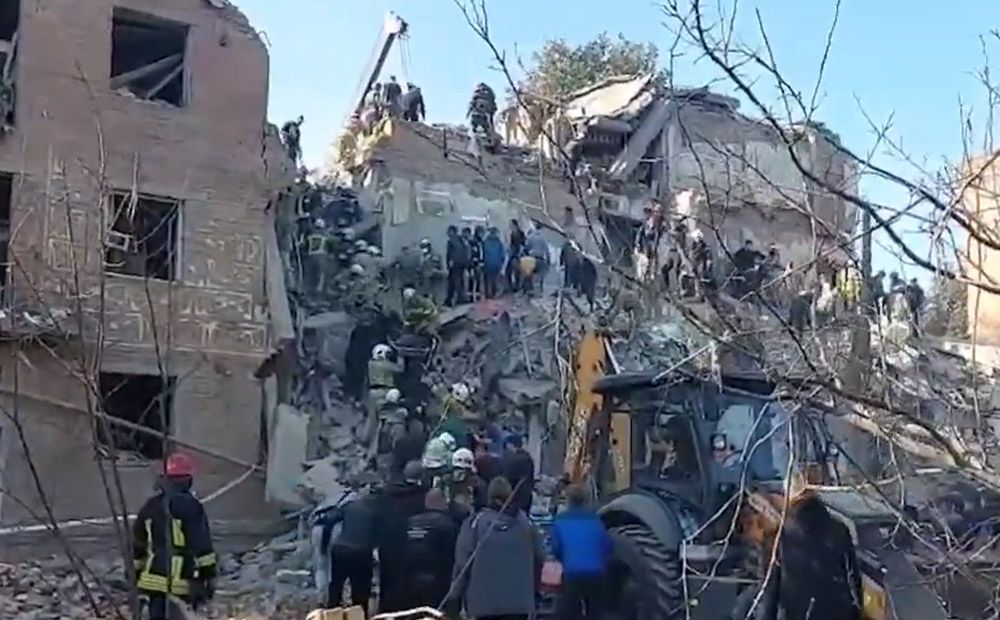 Glābēji Prilukos pārmeklē okupantu raķetes triecinā iznīcinātās ēkas gruvešus