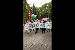 Ar saukļiem un svecītēm Rīgā piemin Gazas upurus