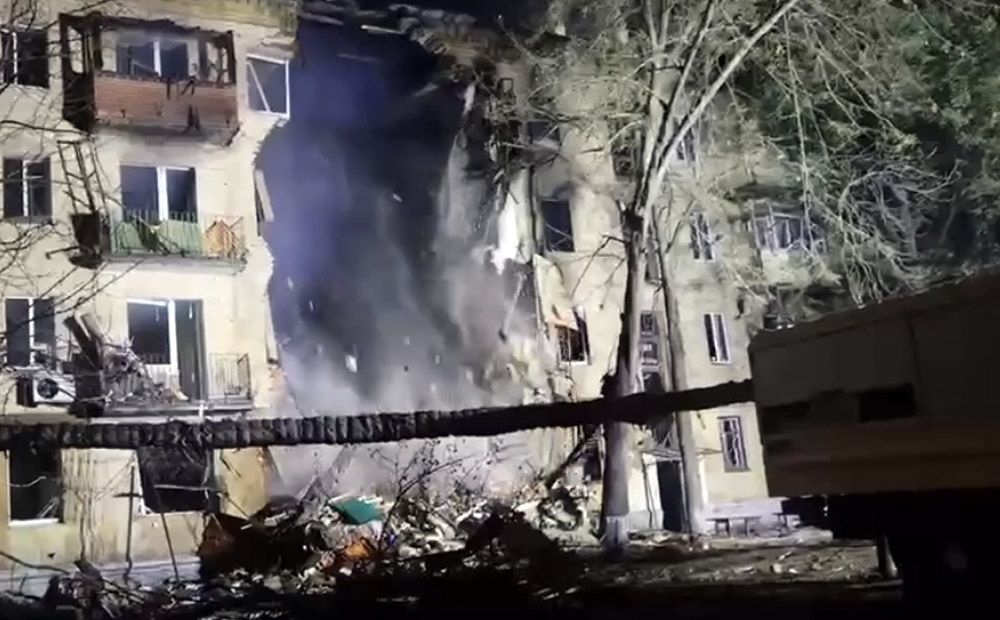 Krievu okupantu raķetes triecienā Harkivā nogalināti un ievainoti civiliedzīvotāji