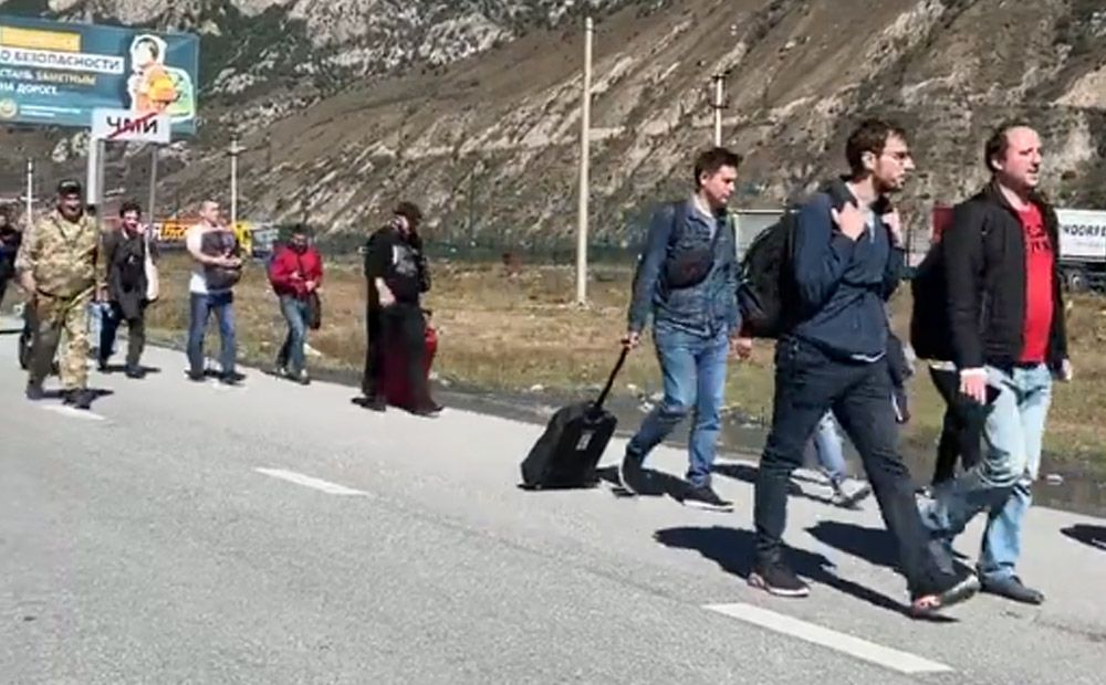 Krievi bēg no valsts pēc tam, kad varasiestādes izsludināja daļēju mobilizāciju