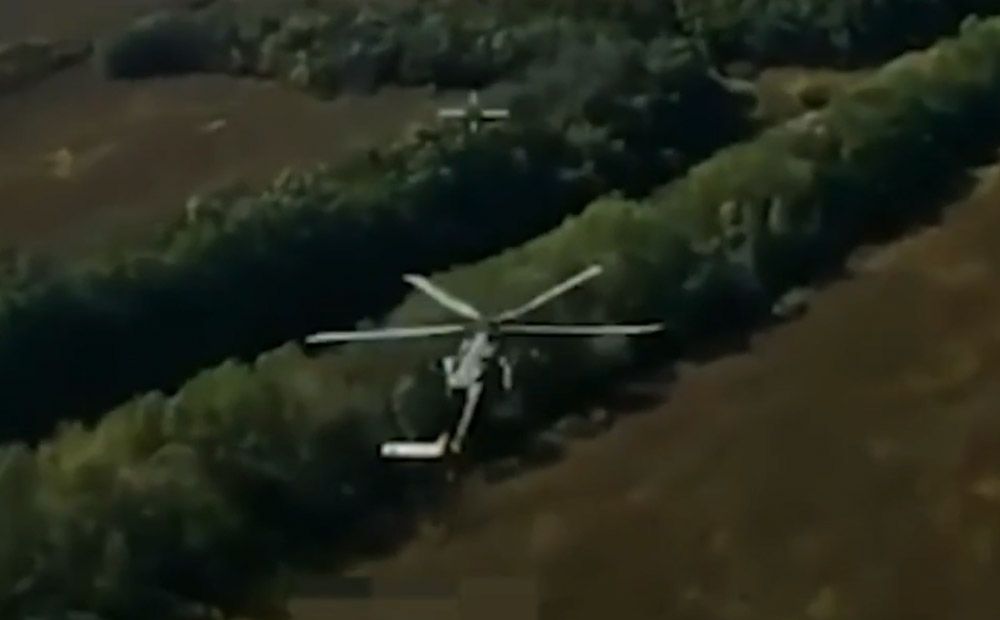 Ukrainas aizstāvji ar dronu notriec okupantu holikopteru "Mi-28"