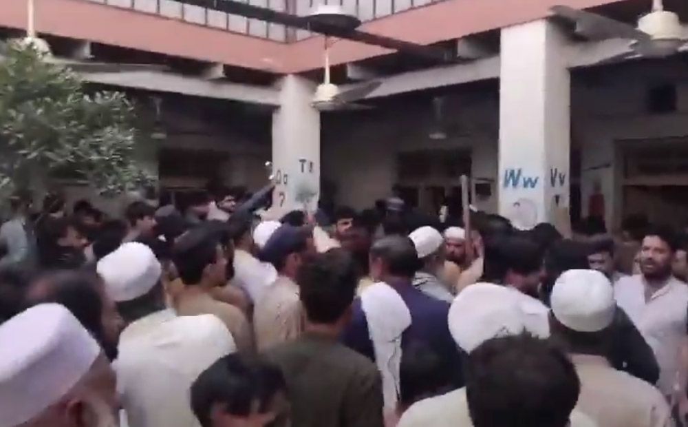 Traģēdija Pakistānā: iebrūkot skolas jumtam, dzīvību zaudējuši bērni