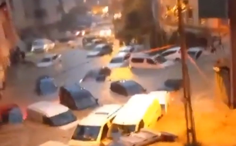 Lietusgāžu izraisīti plūdi Stambulas ielās aiznes automašīnas un cilvēku dzīvības