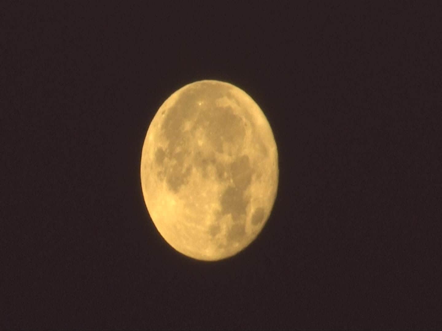 Debesīs uzmirdz supermēness