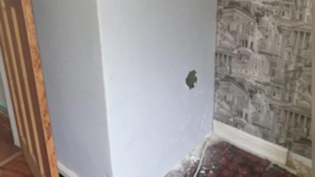 Britu skolotājs nopērk māju un tās sienā atrod lelli ar biedējošu vēstījumu