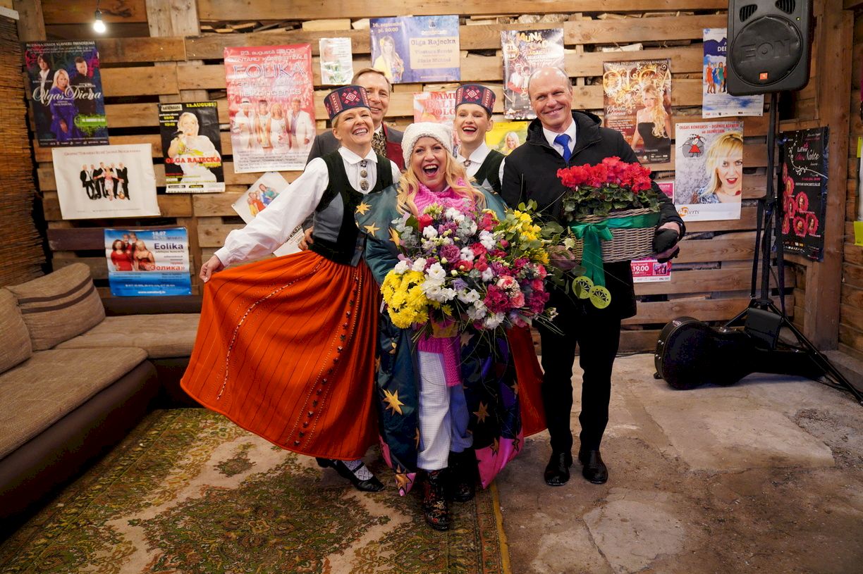 Kā Olga Rajecka ar tautu meitām un krāšņu torti atzīmēja savu 60 gadu jubileju