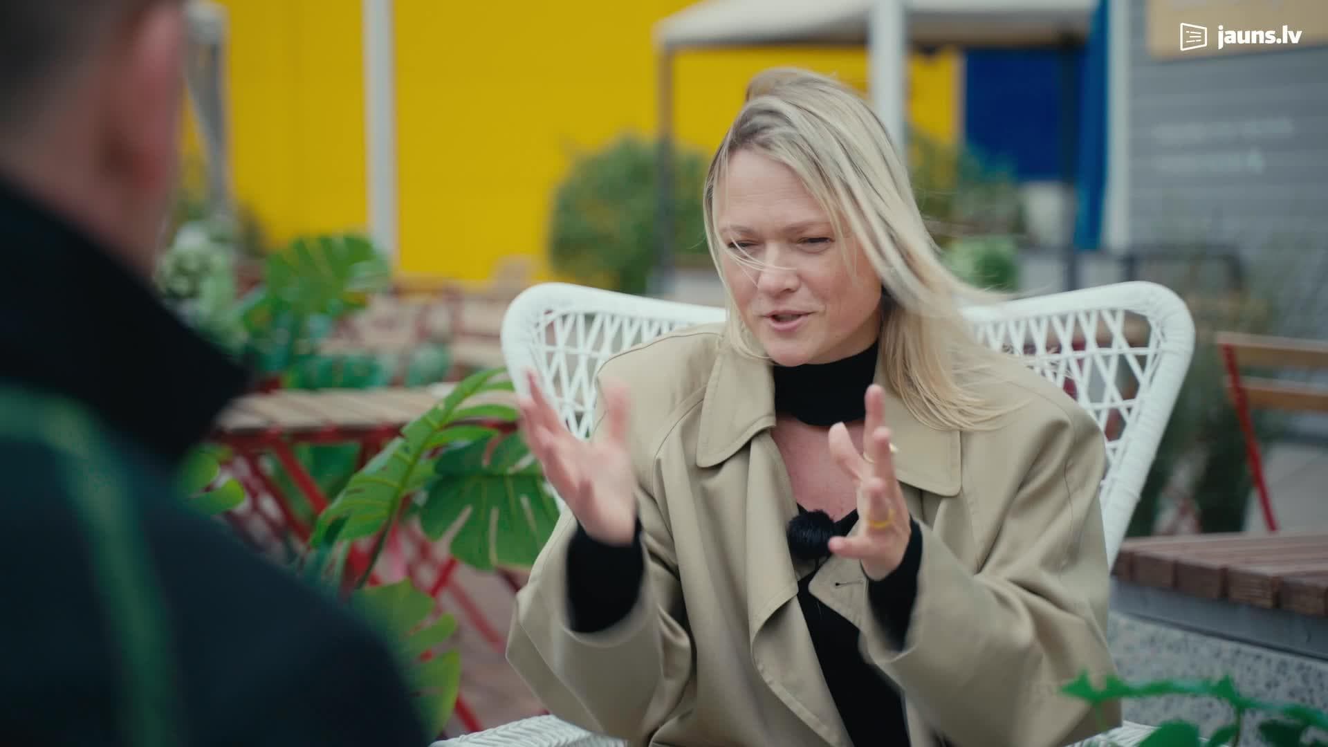 “Galvenais, lai nav vulgāri.” Kādas ir lielākās kļūdas, izvēloties tērpu izlaidumam?