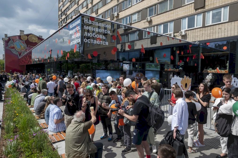 Ļaužu pūļus pulcē Krievijas McDonalds aizstājējs