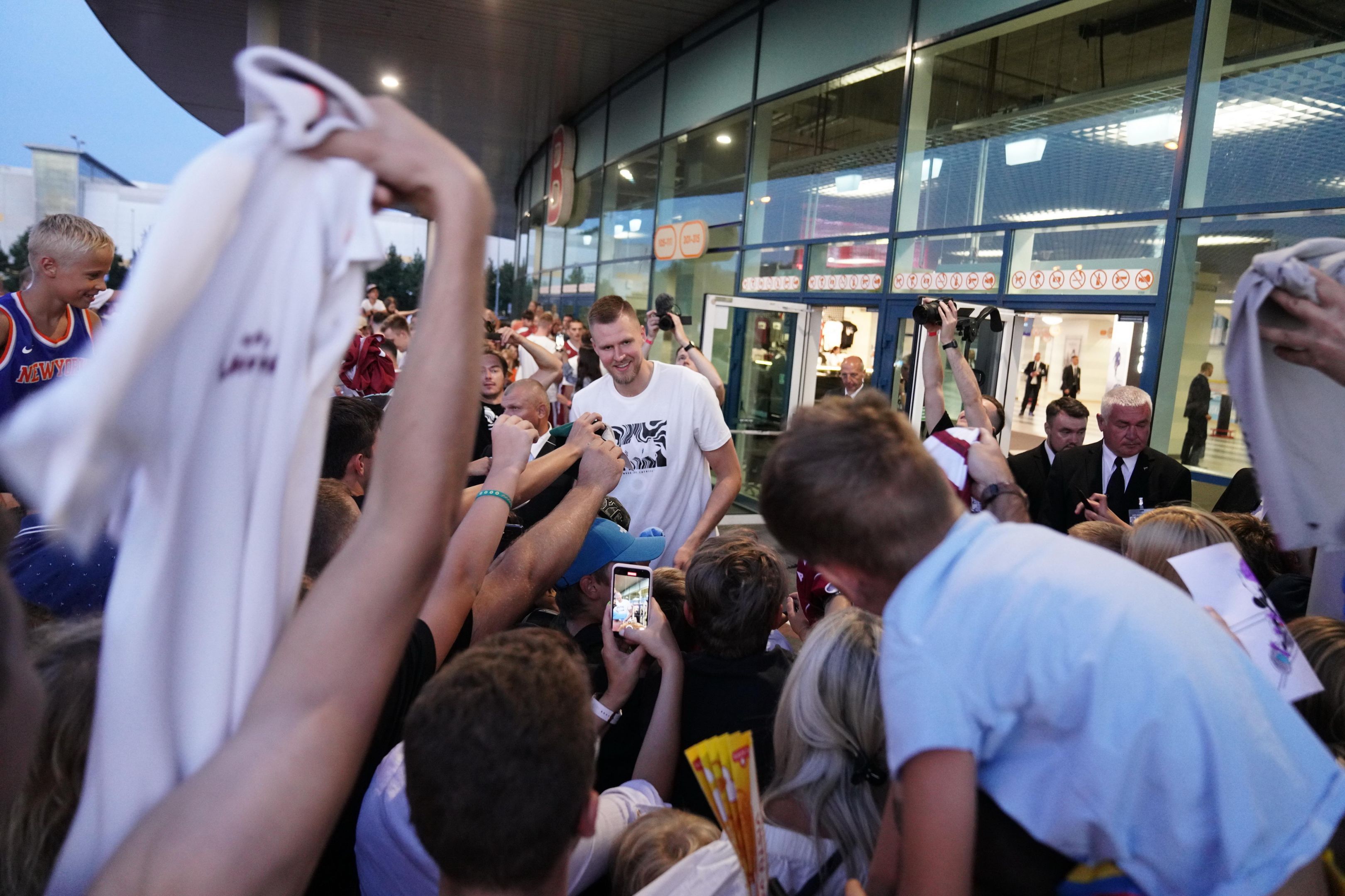 Basketbola līdzjutēji ar skaļām ovācijām sagaida Porziņģi un pārējos izlases basketbolistus