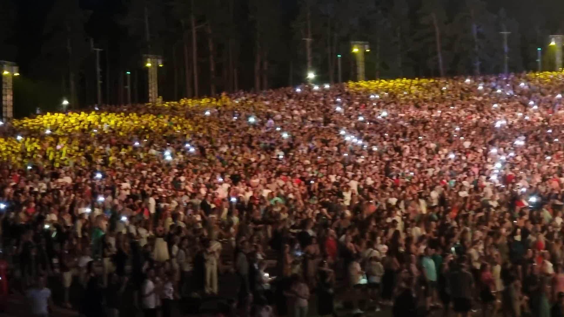 Tūkstošiem grupas "Prāta vētra" fanu bauda koncertu Mežaparkā