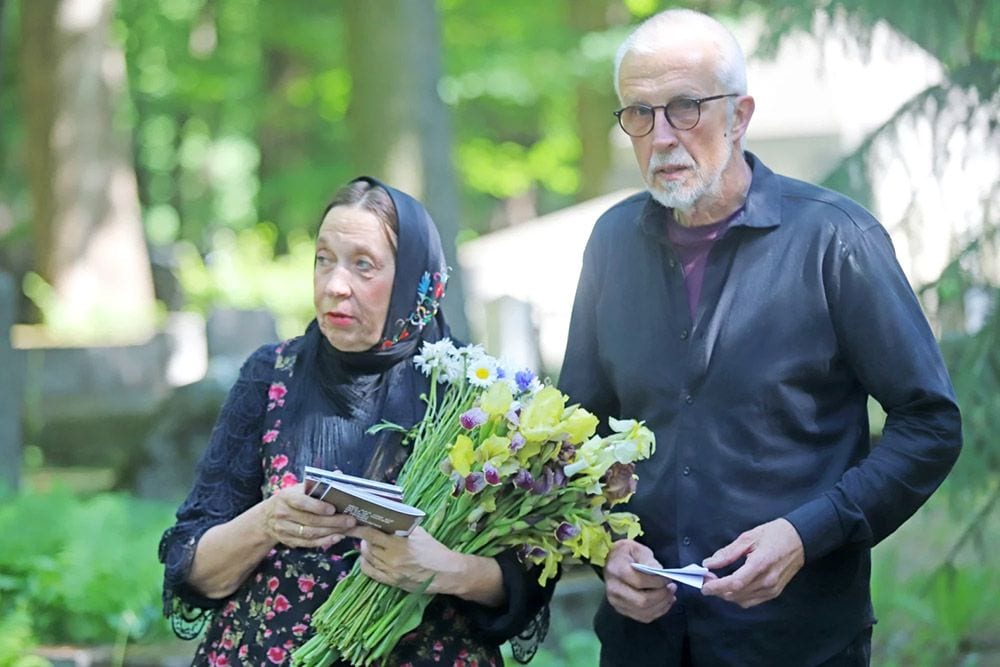 Kaspars Dimiters pie mātes kapa prezentē jauno albumu