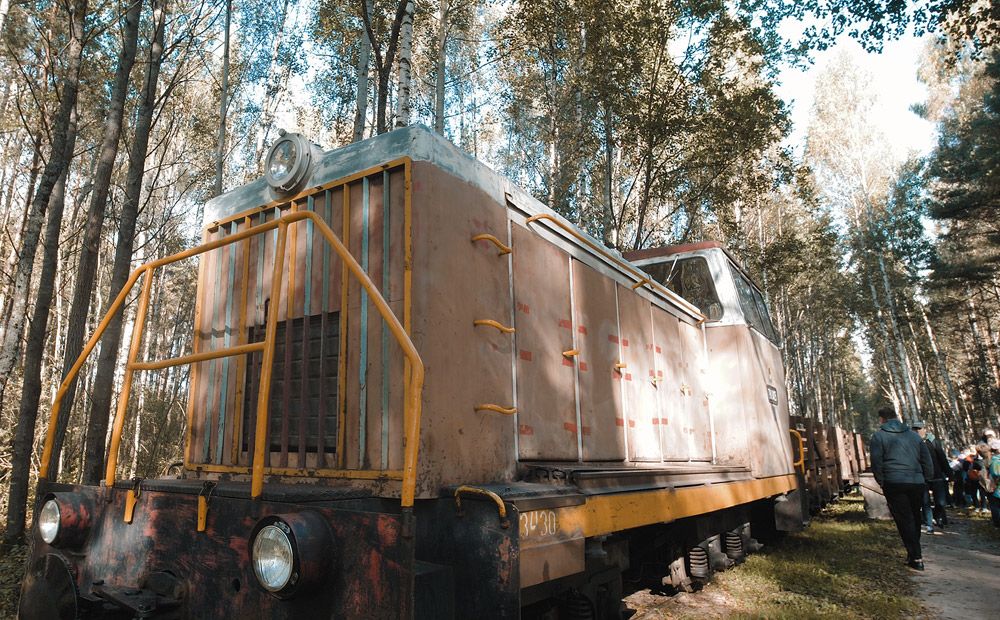 Laba ideja klases ekskursijai – Baložos dzelzceļa entuziasti ar kūdras bānīti vizina bērnus