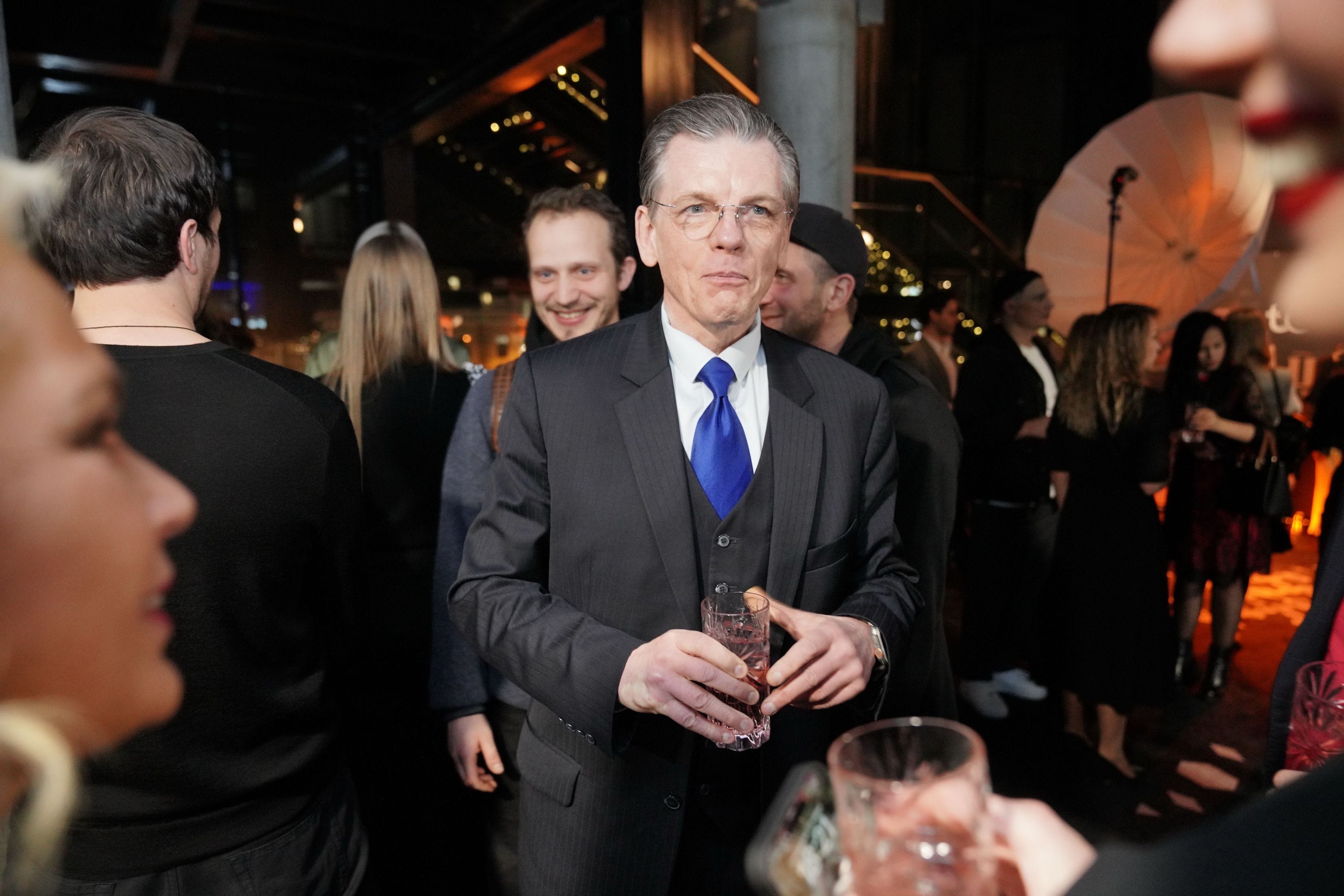 Ļaudis sanāk uz daudzsēriju filmas "Nelūgtie viesi" 2. sezonas pirmizrādi