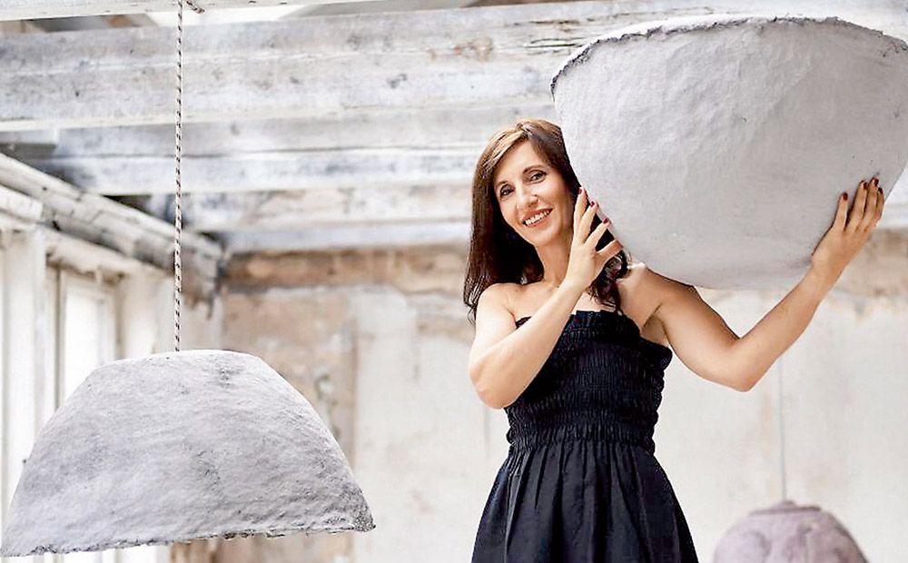 Māksla, kas radās blenderī, – Latvijā no pārstrādāta papīra top unikāla dizaina lampas