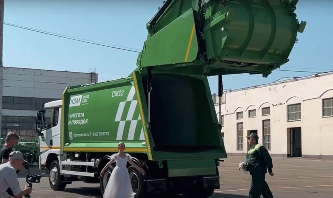 Balerīnas reklamē Smoļenskas rūpnīcas atkritumu vedēju