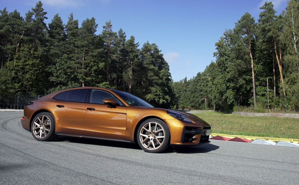 Pirmais brauciens ar jauno un askētisko Porsche Panamera e-hybrid
