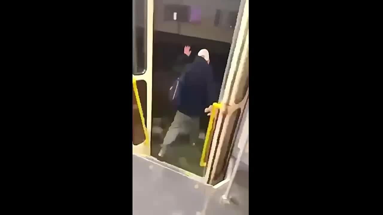 Vīrietis Liepājā izlec no braucoša tramvaja