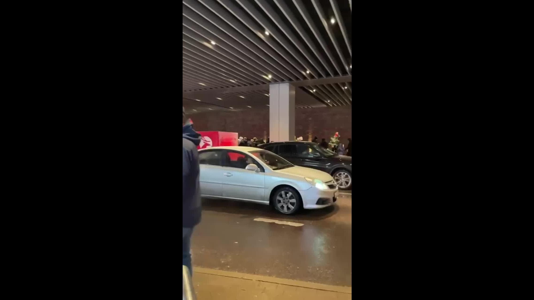 Толпы людей идут и едут смотреть на грузовик Coca-Cola