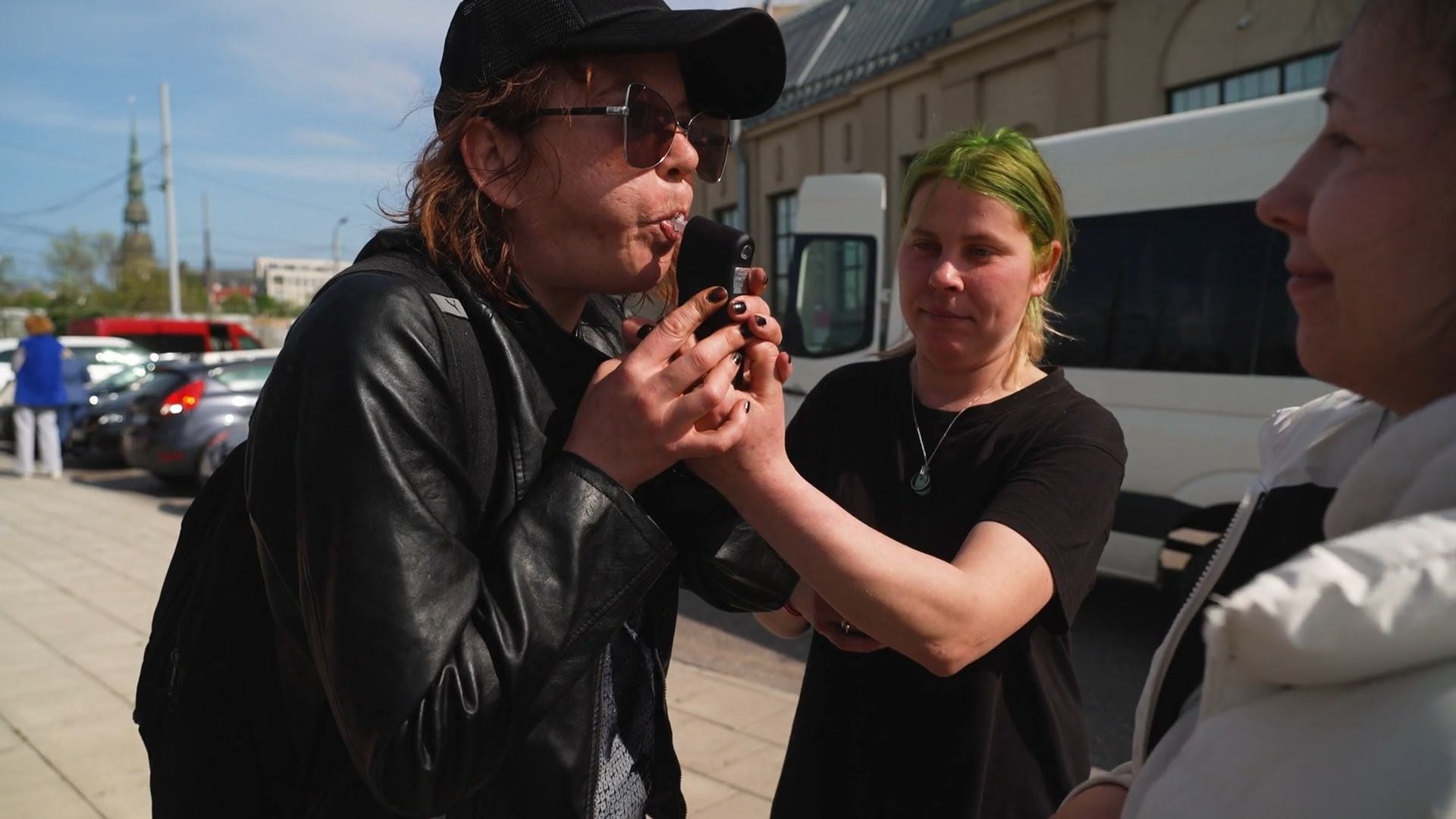 Caur ērkšķiem uz...