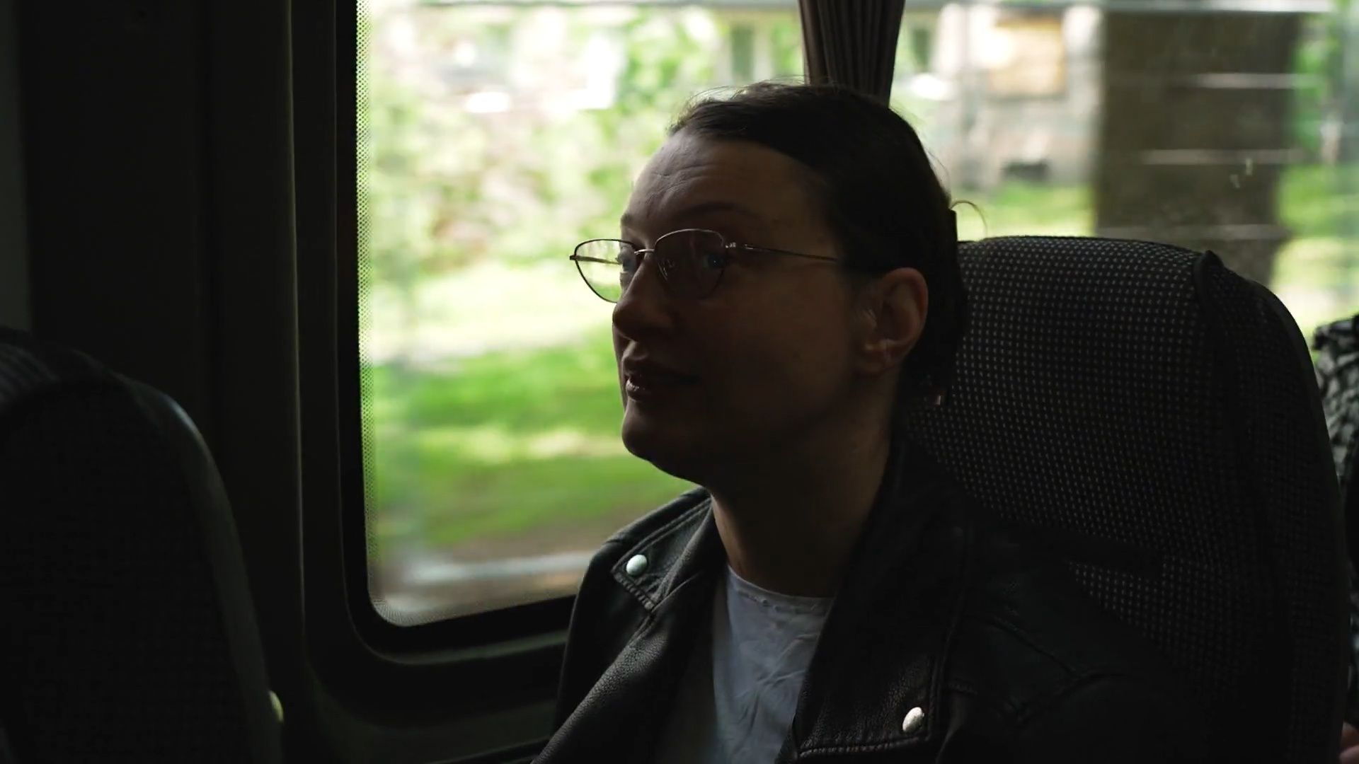 Caur ērkšķiem uz...